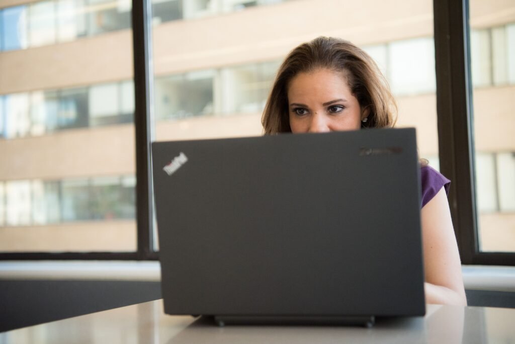 Tecnologia e Internet: Como as Mulheres Estão Transformando Sua Relação com o Mundo Digital