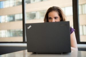 Tecnologia e Internet: Como as Mulheres Estão Transformando Sua Relação com o Mundo Digital
